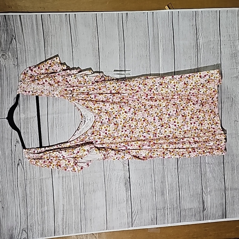 NWT Size 6 Floral Flutter Sleeve Top